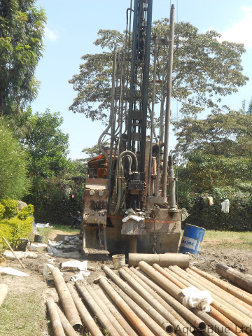 Borehole drilling rig with drill pipes