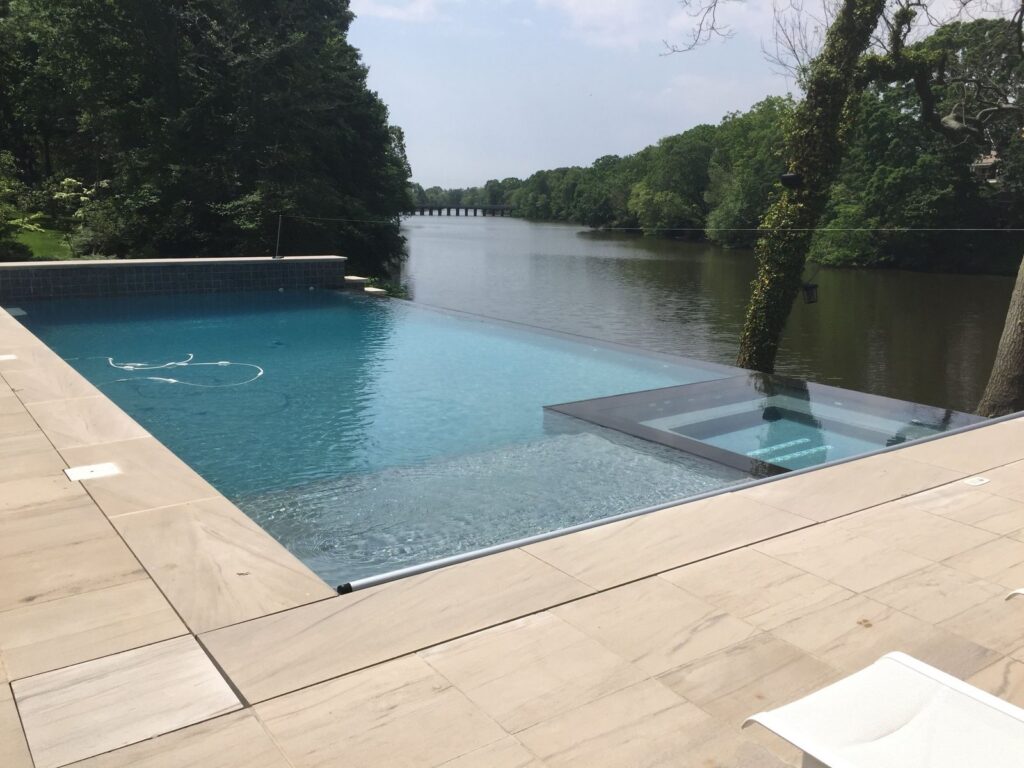 Negative edge swimming pool overlooking a river